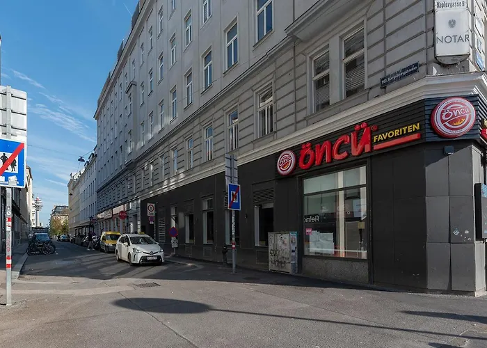 Ruheoase Im Dachgeschoss Mit Klimaanlage, Nur 10 Minuten Ins Zentrum *