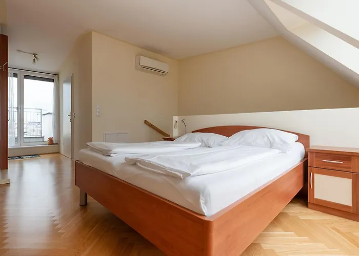 Ruheoase Im Dachgeschoss Mit Klimaanlage, Nur 10 Minuten Ins Zentrum