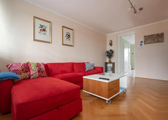 Apartment Ruheoase Im Dachgeschoss Mit Klimaanlage, Nur 10 Minuten Ins Zentrum