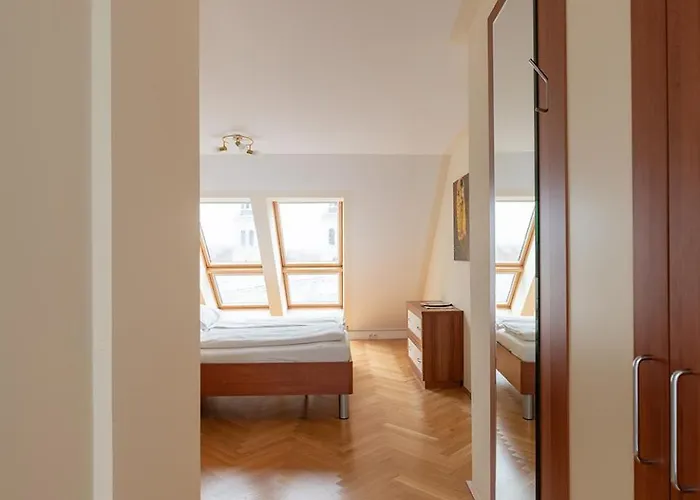 Ruheoase Im Dachgeschoss Mit Klimaanlage, Nur 10 Minuten Ins Zentrum Apartment