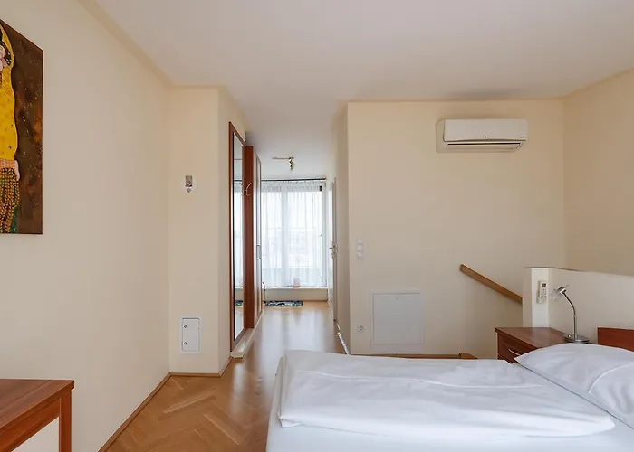 Ruheoase Im Dachgeschoss Mit Klimaanlage, Nur 10 Minuten Ins Zentrum Apartment *