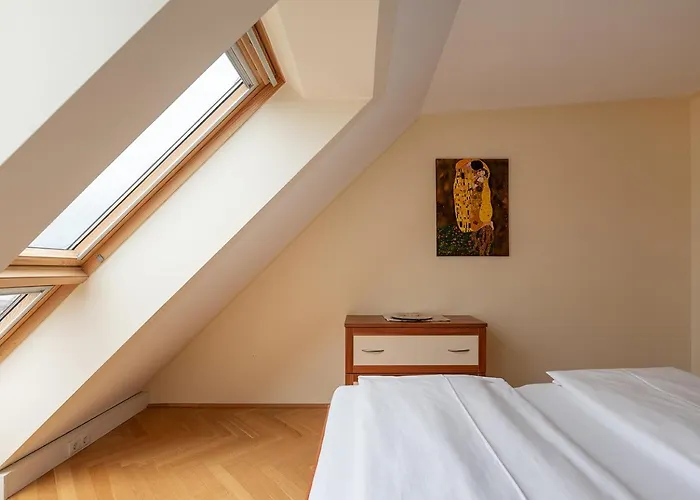 Ruheoase Im Dachgeschoss Mit Klimaanlage, Nur 10 Minuten Ins Zentrum Apartment